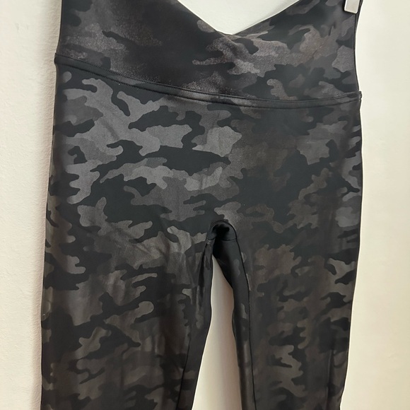 SPANX camo leggings black medium - Picture 3 of 8